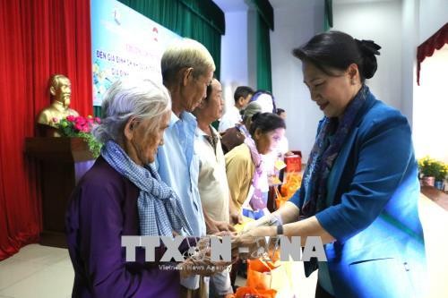 NA Chairwoman presents Tet gifts to poor families in Tien Giang province - ảnh 1