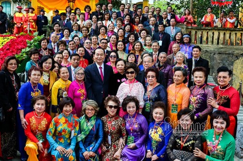 Party, state, government leaders meet overseas Vietnamese on Lunar New Year - ảnh 1
