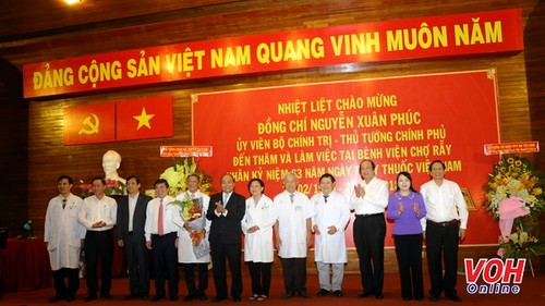 PM Nguyen Xuan Phuc visits Cho Ray hospital - ảnh 1