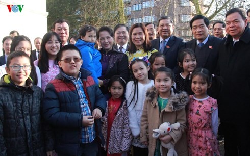 NA Chairwoman visits Vietnamese embassy in Netherlands - ảnh 1