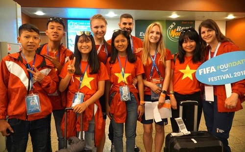 Vietnamese youngsters participate in football exchanges in Moscow - ảnh 1