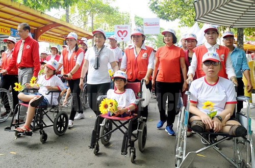 People walk for AO victims, disabled people - ảnh 1