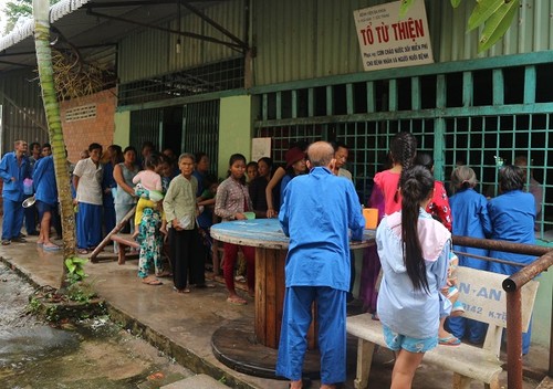 Charitable meals warm the hearts of poor patients  - ảnh 1
