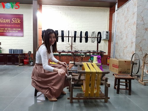 Festival promotes 1,000-year silk weaving village  - ảnh 1