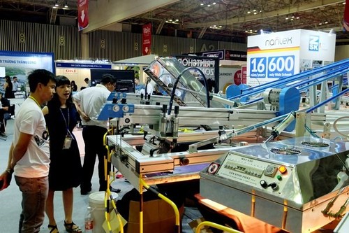 Vietnam International Textile and Garment Industry Exhibition opens - ảnh 1