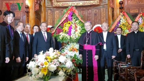 Officials extend X’mas greetings to Catholics across Vietnam - ảnh 1