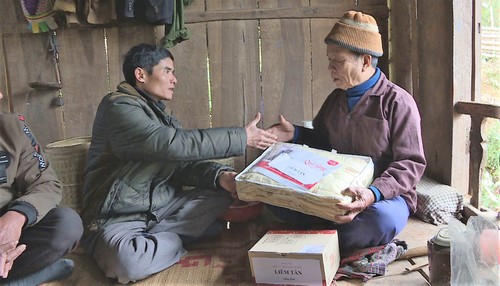 Poor people assured a well-fed Tet  - ảnh 2