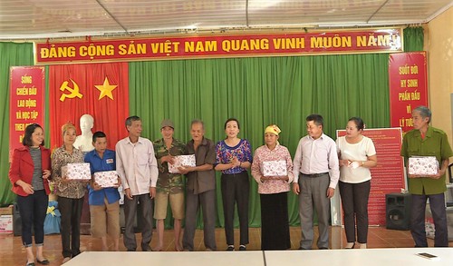 Poor people assured a well-fed Tet  - ảnh 1