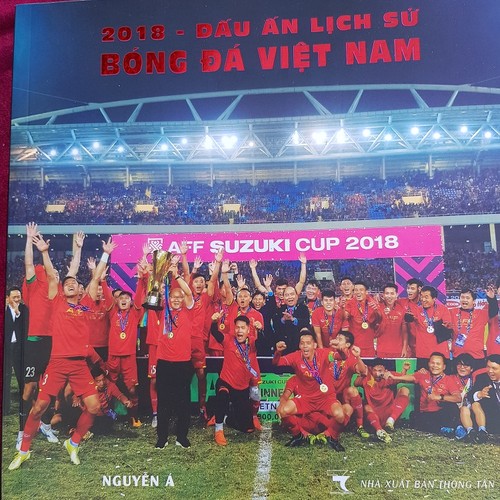 Photo book captures Vietnamese football’s success in 2018 - ảnh 1