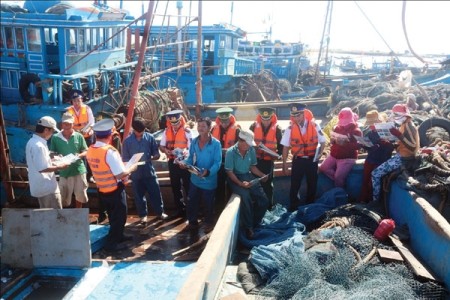 Coast Guard accompanies fishermen in safeguarding national sovereignty   - ảnh 1