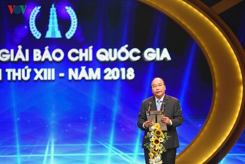 Prime Minister Nguyen Xuan Phuc presents awards to winners of the National Press Award 2018 - ảnh 1