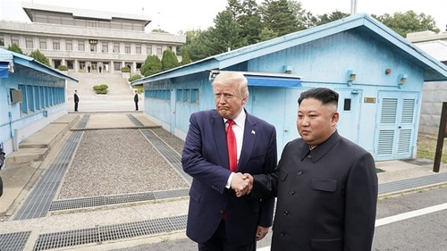 Trump meets North Korea's Kim in DMZ - ảnh 1