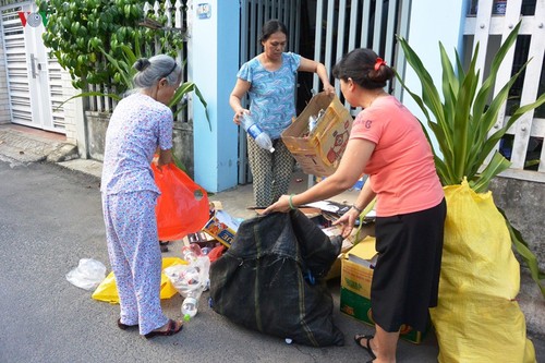 Da Nang raises social security fund by sorting garbage - ảnh 1