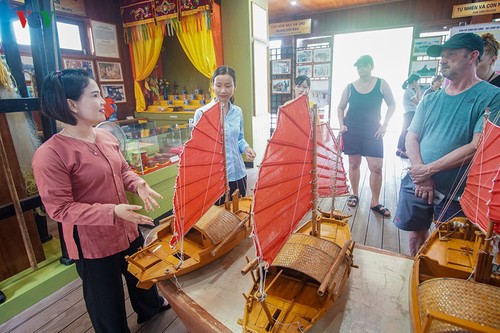 Livelihood and cultural preservation of Ha Long floating villages - ảnh 2