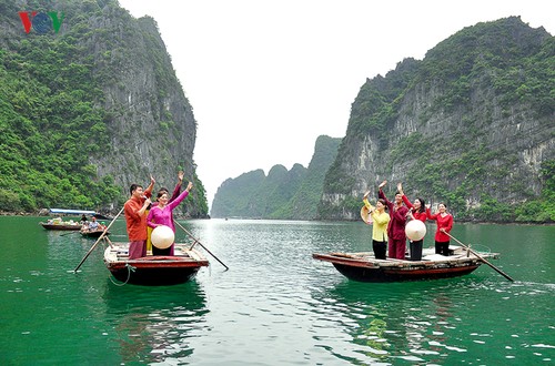 Livelihood and cultural preservation of Ha Long floating villages - ảnh 1