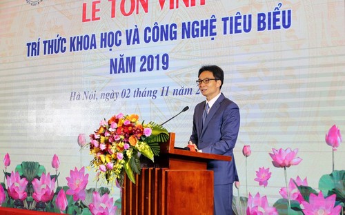 Outstanding intellectuals, scientists honored in Hanoi - ảnh 1