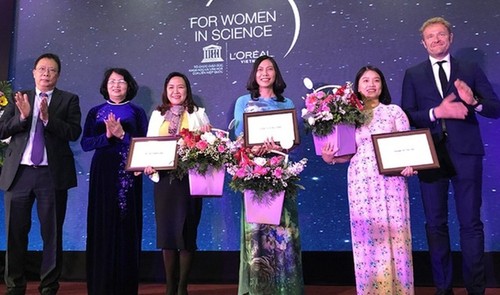 Female scientists honored - ảnh 1