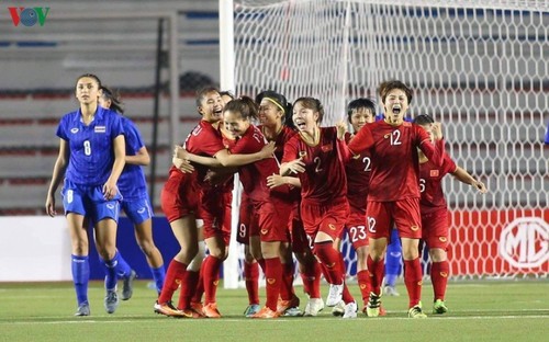 Vietnam women win football gold at SEA Games 30 - ảnh 1