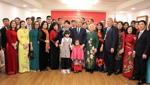 Prime Minister meets Vietnamese community in Myanmar   - ảnh 1