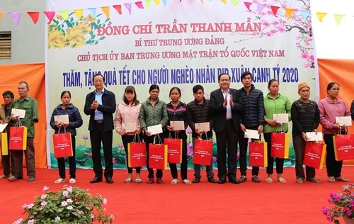 Organizations, localities deliver gifts to the disadvantaged ahead of Tet - ảnh 1