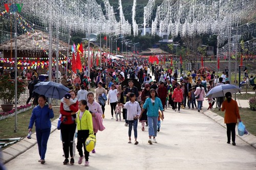 New Year “Con” throwing festival tightens Vietnam, Laos, China bonds - ảnh 1