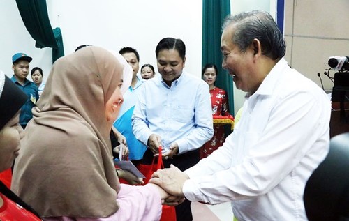 Officials present Tet gifts to needy people - ảnh 1