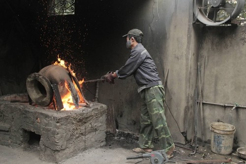 Y Yen bronze casting village keeps furnaces burning - ảnh 1