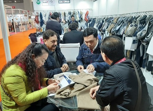 Vietnamese firms look for garment supplies in India - ảnh 1