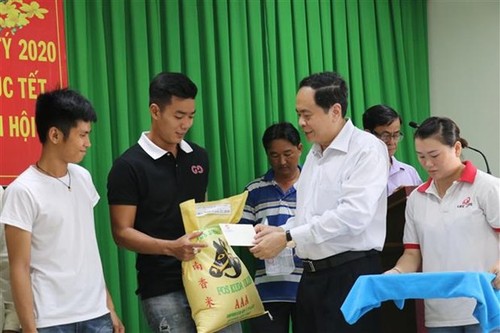 Tet visits to workers and policy beneficiaries - ảnh 1