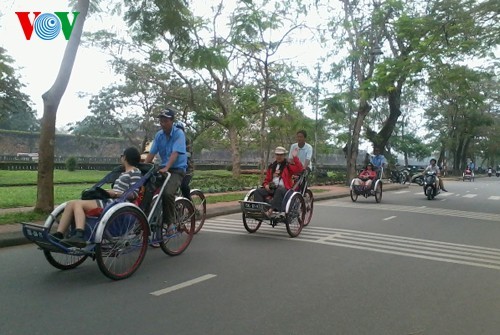 Cyclo tours in Hue ancient city - ảnh 2