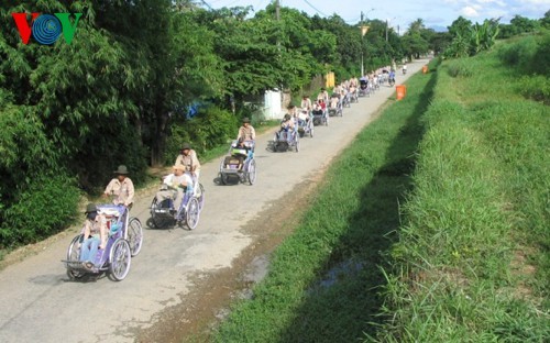 Cyclo tours in Hue ancient city - ảnh 1