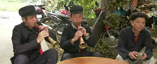 Pi Le panpipe, a traditional musical instrument of the Giay - ảnh 2