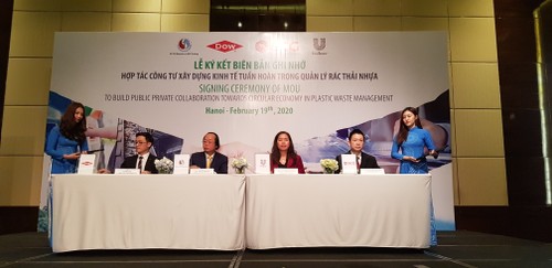 Vietnam signs agreement on public-private cooperation in plastic waste management - ảnh 1