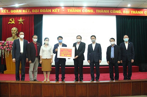 4.3 million USD from text message donation presented to the Ministry of Health - ảnh 1