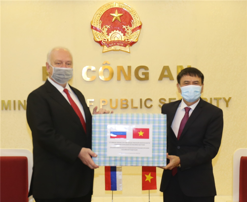 Vietnam presents medical supplies to Russia, India, Laos - ảnh 1