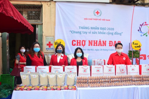 Vietnam Red Cross launches Charity Bazar - ảnh 2