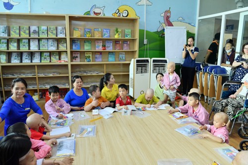 “Happy class” brings happiness to child cancer patients - ảnh 2