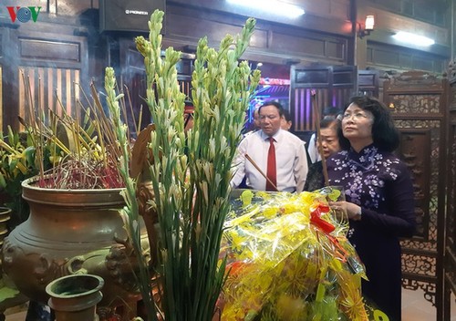 Vietnam pays tribute to war martyrs, national contributors - ảnh 1