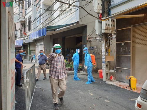 Hanoi locks down area linked to suspected COVID-19 case - ảnh 1