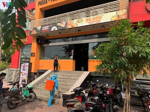 Hanoi locks down area linked to suspected COVID-19 case - ảnh 2