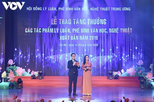 Works on literature and arts theory and criticism honored - ảnh 1