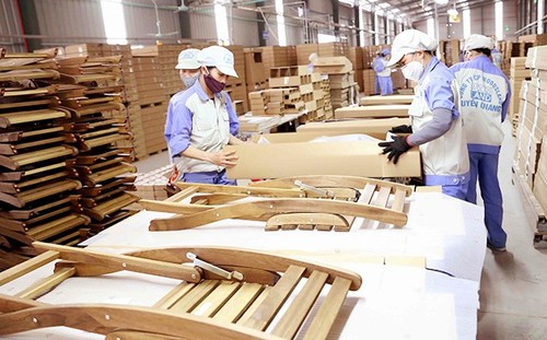 Vietnam maintains growth in timber and wood furniture exports despite COVID-19 - ảnh 1