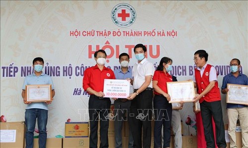 Hanoi Red Cross supports health workers, people affected by COVID-19   - ảnh 1