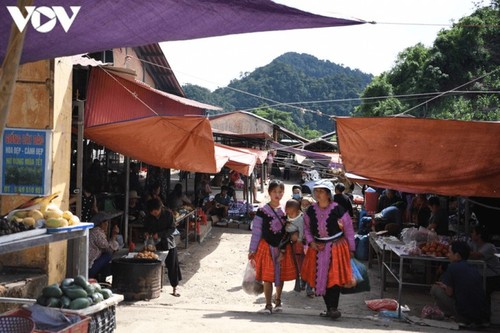 A tour of colourful Pa Co brocade market in Son La   - ảnh 19