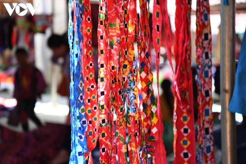 A tour of colourful Pa Co brocade market in Son La   - ảnh 8