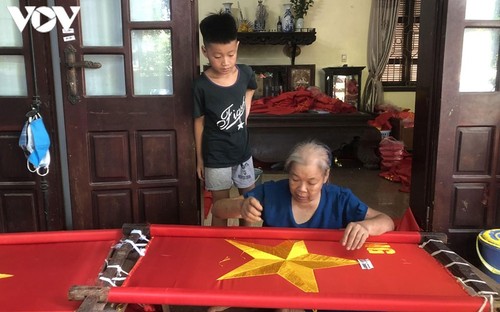 Tu Van villagers make national flags soulful - ảnh 2