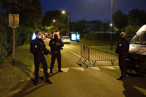 France: Teacher decapitated, suspect shot dead by police - ảnh 1
