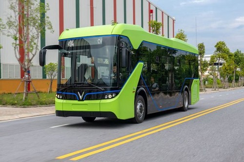 Vinfast test runs first e-bus within its factory - ảnh 1