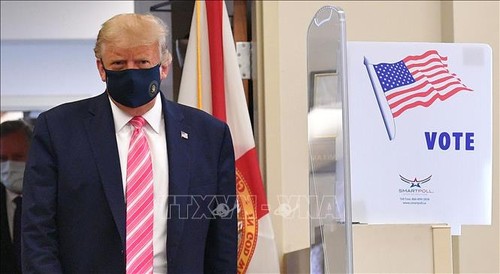 President Trump votes early in Florida as 2020 campaign enters final days - ảnh 1