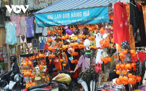 Halloween toys flood Hang Ma street - ảnh 2
